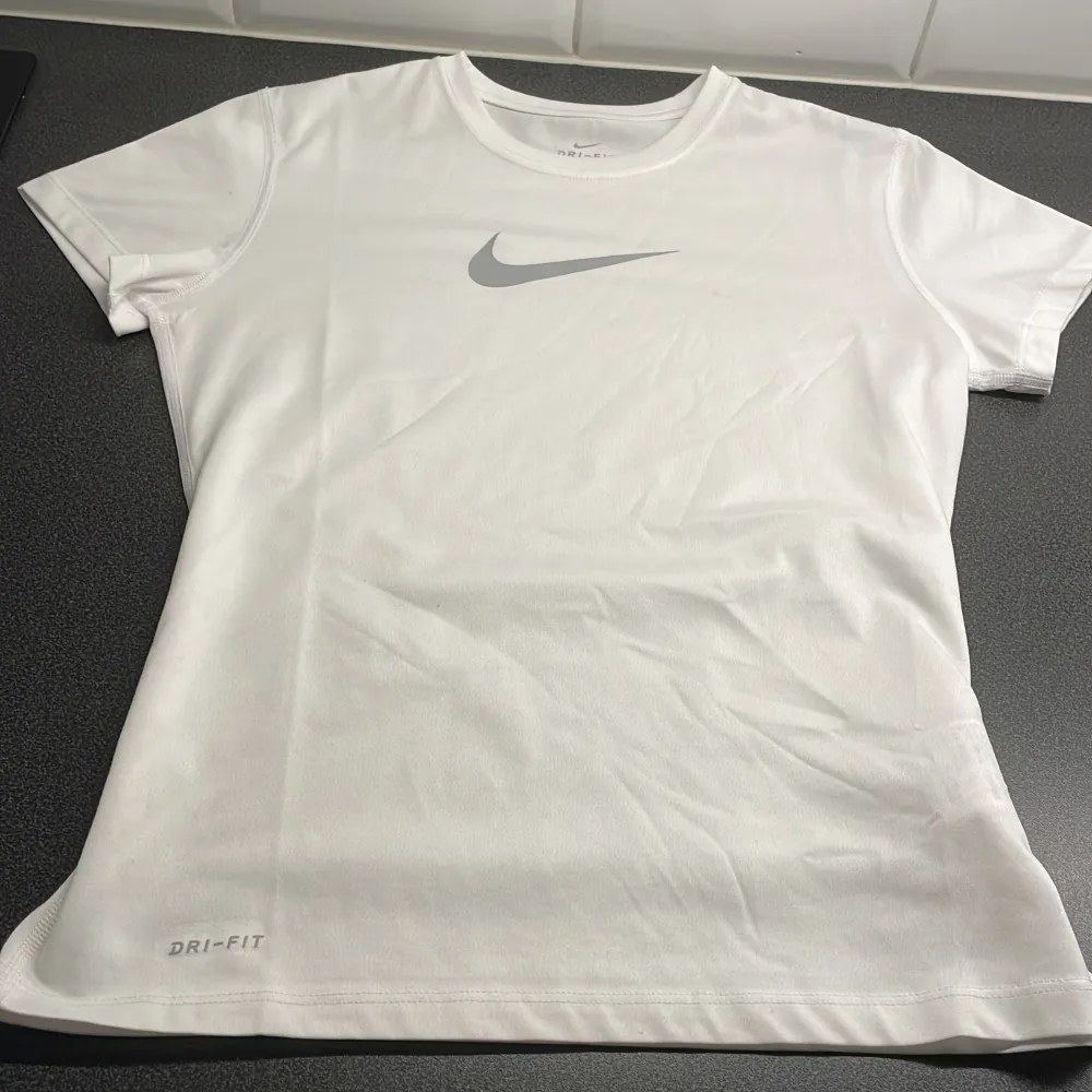Säljer denna Nike tränings tröjan för 100kr+29kr frakt. T-shirts.