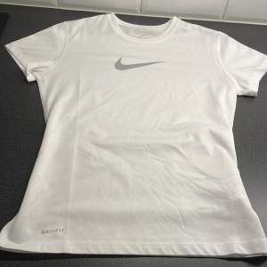 Säljer denna Nike tränings tröjan för 100kr+29kr frakt