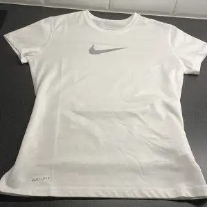 Säljer denna Nike tränings tröjan för 100kr+29kr frakt