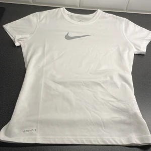 Tränings T-shirt - Säljer denna Nike tränings tröjan för 100kr+29kr frakt