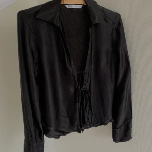 Topp från zara - Jättefin topp som har använts ett fåtal av gånger 🤍 💗änvänt men i bra skick  💗köparen står för frakten, pris beror på vikt