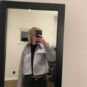 Kappa - Hej, säljer nu min trendiga oversized kappa från Only. Den är enbart använd ett fåtal gånger, så den är i fint skick! Säljer den då jag inte får någon användning av den. Nypris: 499. Storlek: xs, men skulle säga att den upplevs ”större”. Hör av er!