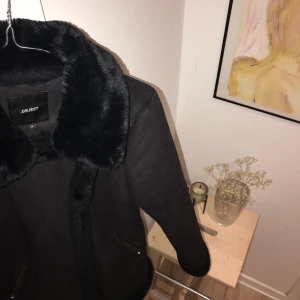 shearling jacka från object - Säljer nu denna skitsnygga shearling jacka då den blivit lite för stor på mig. Originalpris 1999kr. Strl 36 o skulle säga att den är normal i storleken.  Perfekt på utekvällar då man håller sig SÅ varm även om man bara har klänning under.