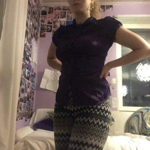 Lila silkesskjorta - Retro, glansig, party vibes! Köpte secondhand och älskat den, men har blivigt lite tajt. När man vill ha festkläder i vardagen har den varit perfekt❤️❤️ Storlek 36!