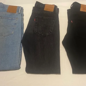 Levis 501 - Säljer nu 3 par Levis 501 byxor. Dom svarta och lju blå är storlek: W32 L30.  Och dom gråa är storlek: W32 L32 Säljer dom styckvis för 250kr