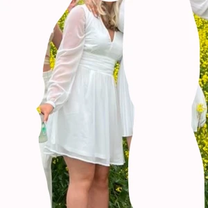 Studentklänning - Säljer min studentklänning som jag köpte från bubbleroom. Den har ett band vid midjan som man kan spänna år, super snyggt! Tvättad och strykt efter studenten och har inga defekter, precis som ny. Nypris 500kr. Köparen står för frakten!