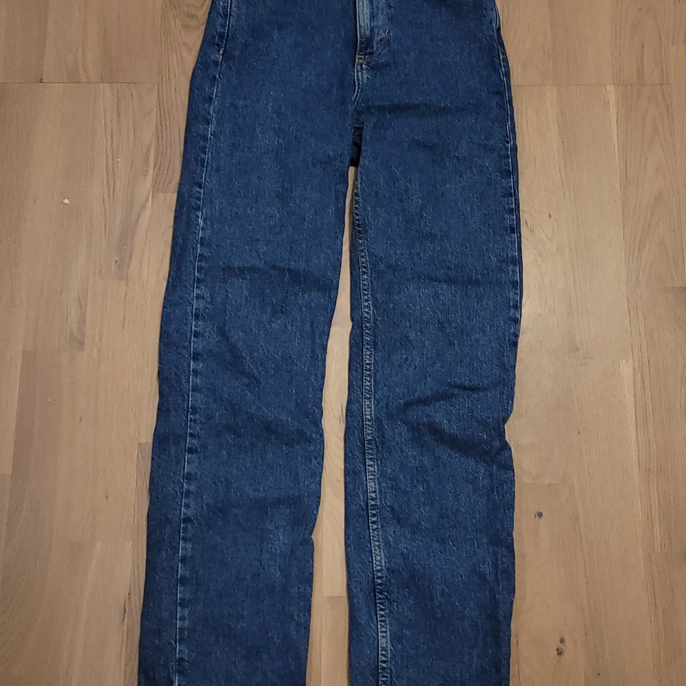 Säljer mina jeans som jag köpte från bikbok för nått år sen och har inte använt på några månader. Köptes för 600 men säljer för runt 300. Förlåt för dålig bild men hade lite bråttom när jag tog dem. Jeans & Byxor.