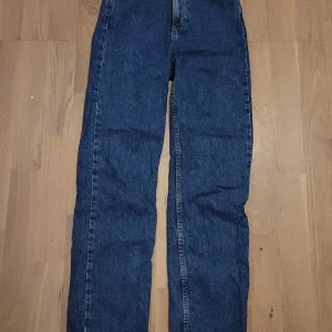 BikBok jeans highwaisted - Säljer mina jeans som jag köpte från bikbok för nått år sen och har inte använt på några månader. Köptes för 600 men säljer för runt 300. Förlåt för dålig bild men hade lite bråttom när jag tog dem