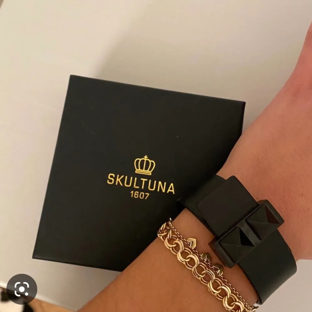 Super coolt svart skinnarmband från skulltuna. Endast använd 2 gånger. . Accessoarer.