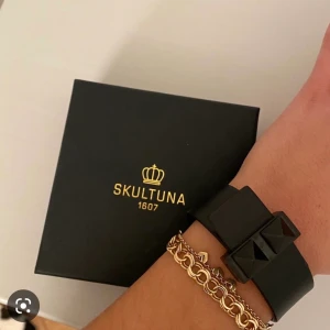 Skultuna armband  - Super coolt svart skinnarmband från skulltuna. Endast använd 2 gånger. 