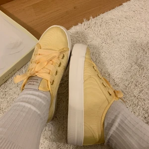 Gant skor - Super söta soft gula skor från Gant. Super bekväma. Kommer tyvärr inte till användning. Storlek 36. Möts upp i Stockholm.