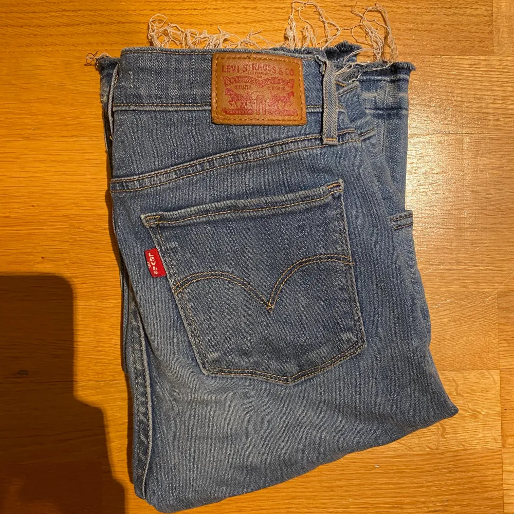 Blåa bootcut jeans från levis i storlek w/25 med detaljer nedtill, midwaist, inga tecken på användning, köpta secondhand❣️. Jeans & Byxor.