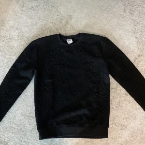 Zara Man Tröja  - Tröja i mycket bra skick. Fick den i present men har aldrig kunnat använda den då den sitter för tight på mig! Diskret mönstrad, 