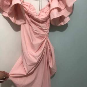 Säljer denna snygga rosa klänningen som aldrig används, prislappen sitter kvar💗