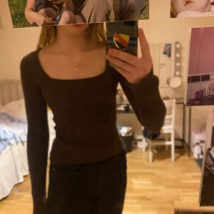 Träja - Jättefin brun långärmad tröja. Köpt för nån månad sedan på bikbok för 300kr o e knappt använd