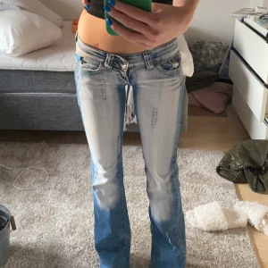 Crazy Age Jeans - Dom coolaste y2k jeansen från crazy age köpta på plick men tyvärr använder jag dom aldrig 😭 dom förtjänar mer kärlek!! formar kroppen så fint och är bra längd på mig som är 167 Midjemått: 75cm Innerbenslängd: 80cm