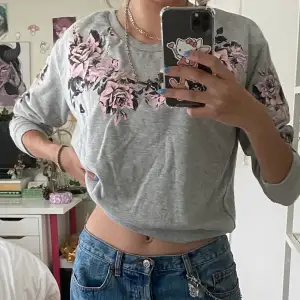 söt mjukiströja/sweatshirt med blommönstrat tryck! knappt använd :)