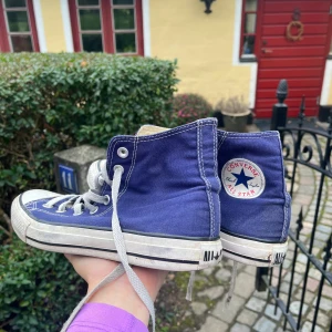 Blåa converse - Blå converse i nyskick!