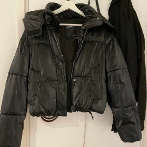 Glansig vinterjacja - Säljer min jacka som är slutsåld från pull and bear💞