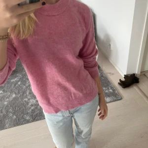 Zara stickad trötta  - Säljer nu denna jättefina stickade tröjan från zara. Den är perfekt till hösten 