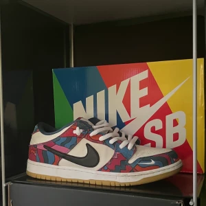 Nike Sb dunk low parra abstract art - ☔️Nike Sb dunk low parra abstract art☔️🍄Collab mellan parra och Nike🍄⭐️Mycket bra skick⭐️🌹Box och kvitto finns🌹🍀För mer bilder eller frågor är det bara att kontakta mig 🍀📦Kan mötas upp i Stockholm eller frakta 📦💜Pris kan diskuteras vid snabb affär 💜