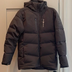 Sail racing jacka  - Storlek medium, Använd en vinter, Bra skick, Färg svart 