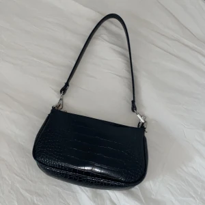 Handväska  - Svart liten handväska från Gina Tricot. Använd få gånger. I väldigt bra skick. Nypris: 299 kr 