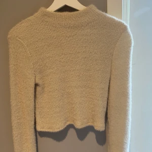 Mysig tröja från Zara  - Säljer denna otroligt mysiga tröja från Zara. Den är liten i storlek så skulle säga att det åt en S. Använd fåtal gånger 