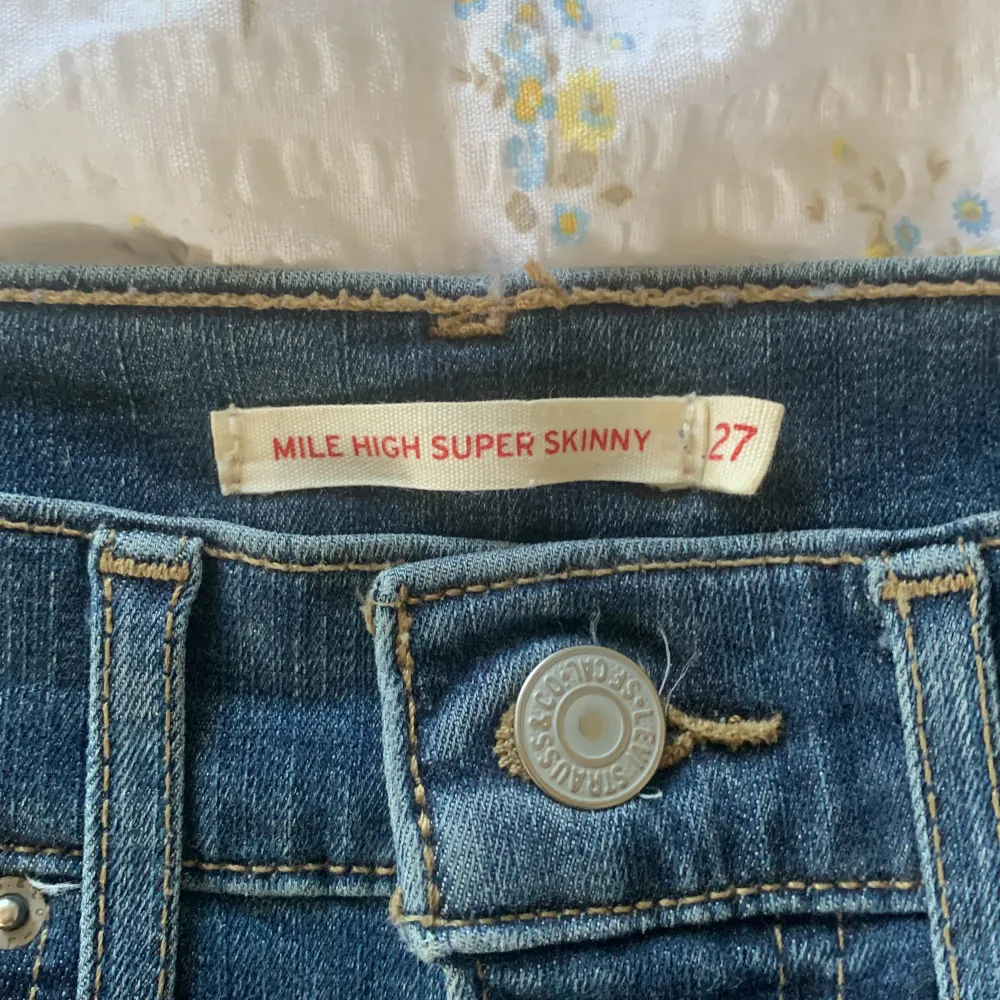 Levi’s skinny jeans i bra kvalitet! nästan inte använda. skriv till mig för frågor eller mer bilder!:) fri frakt💗. Jeans & Byxor.