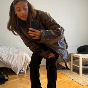 Skinnjacka - Brun skinnjacka i XL. Snyggaste jackan jag äger men tyvärr tycker jag den är lite för tung. Har extremt svaga axlar och en dag med denna på är för jobbigt. Därav knappt använd. Hör av er vid fler frågor eller bilder❣️❣️❣️
