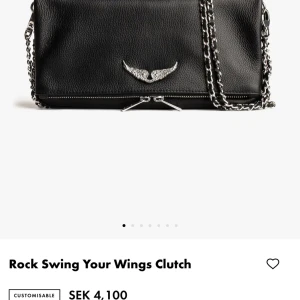 Zadig swing your wings - Intressekoll på min super fina Zadig swing your wings väska❣️❣️tillkommer en blå vinge, den vanliga silvriga och en svart med mörkgröna diamanter som man enkelt fäster på!  Inga defekter!!!