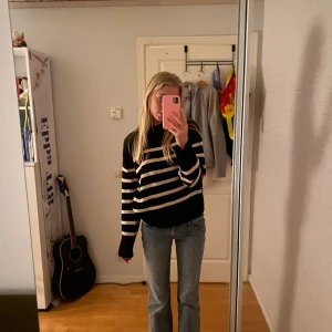 Stickad randig tröja, strl s - Jättefin stickad tröja från Gina!💕Helt slutsåld, säljer för att jag inte använt den så mycket, ca 3 månader gammal. 