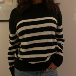 Stickad tröja - Knappt använd stickad tröja från H&M ❤️