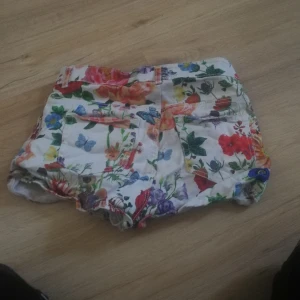H&m - Vita shorts med blommor på 