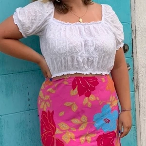 Topp - En skitfin broderad topp ifrån NA-KD i storlek 38, första bilden är lånad av min kompis som har en likadan💕