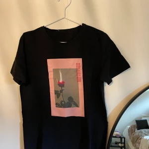 T-shirt - Avriven storlekslapp. Osäker på storlek. Passar M/L