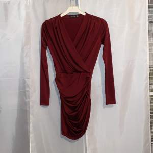 Vinröd klänning