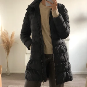 En höst/vinterjacka från massimodutti🖤 - En lätt höst/vinterjacka i polyamid från massimodutti🖤 rättar sig fint efter kroppen. Liten i storleken✨