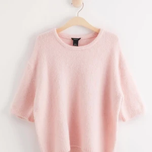 Rosa stickad tshirt ifrån Lindex - Intressekoll på min så fina slutsålda stickade tshirt ifrån Lindex, använd ett fåtal gånger. Köp direkt för 400 kr