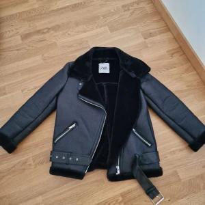 Pilot jacka från zara - Super fin pilot/ shearling jacka från zara använd vid fåtal tillfällen då den Var för liten för mig. Jätte fint skick som ny! Byter gärna mot en small eller mot högst erbjudande 🥰