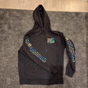 Teddy Fresh acid tripp (tung hudie) - Svart Teddy fresh hudie i användt skick. De är en lite tyngre hudie i tjockt tyg. Motiv: acid tripp