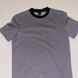 Hugo boss t shirt - Hugo boss t shirt i väldigt bra skick 9/10 nästans aldrig använd, passar allt från small till large