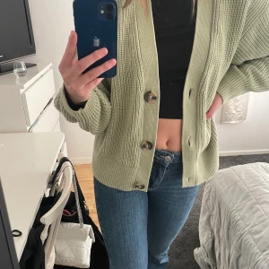 Stickad kofta - Köpt från HM 2021. Väldigt sparsamt använd. Fint skick. Frakt betalas av köparen.