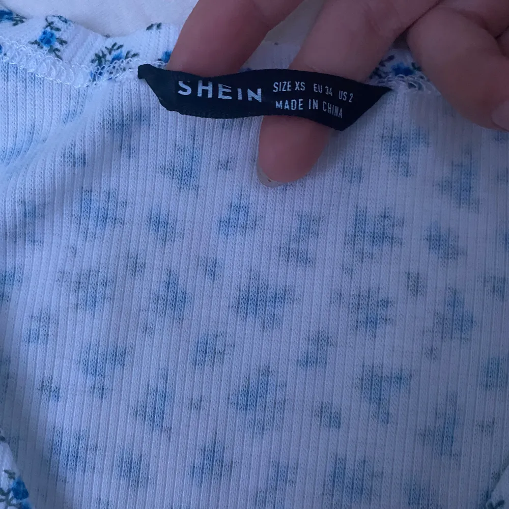Denna tröja är från shein original priset kostar ca 60 , änvänd typ 3 gånger storleken är xs. Toppar.