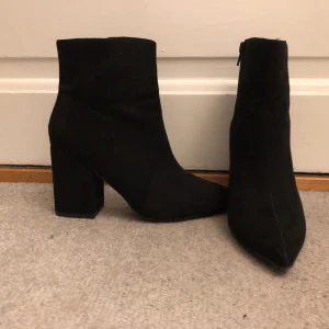 Stövletter  - Jätte fina klackar som är perfekta till höst och vår!! Säljer de då de tyvärr inte har kommit till så mycket användning. Köpta här på Plick men skulle säga att de nästan är som nya.