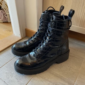 Steve Madden boots strl 38 - Svarta boots från Steve Madden, såå snygga men lite för stora för mig så används ej. Använda några gånger bara så superfint skick 🌟  Nypris 1800kr. Säljes för 600kr!