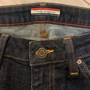 Fina lågmidjade jeans från TommyHilfiger, säljer pågrund av att de inte passar mig längre. Originalpriset är 1399kr. Användna ett par gånger, Bra skick. Pris kan diskuteras🤍