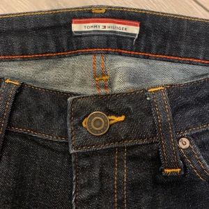 Tommy holfiger Jeans - Fina lågmidjade jeans från TommyHilfiger, säljer pågrund av att de inte passar mig längre. Originalpriset är 1399kr. Användna ett par gånger, Bra skick. Pris kan diskuteras🤍