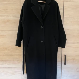 Kappa - Svart modern kappa från Lindex i oversizesed modell. I mkt fint skick.