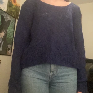 Blå mjuk stickad tröja! - Den här tröjan är väldigt mjuk och skön , har knappt använt den!😇